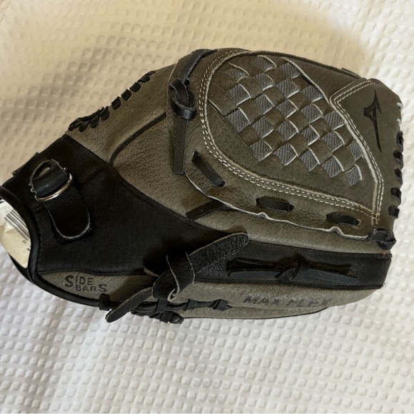 EUC Mizuno Prospect 10.5” Youth Ball Mitt Gray with Black Stitching RHT - Picture 3 of 7